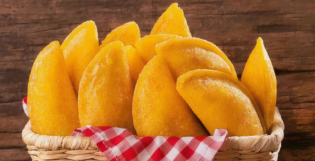 Canasta de empanadas doradas de Tu Empanada