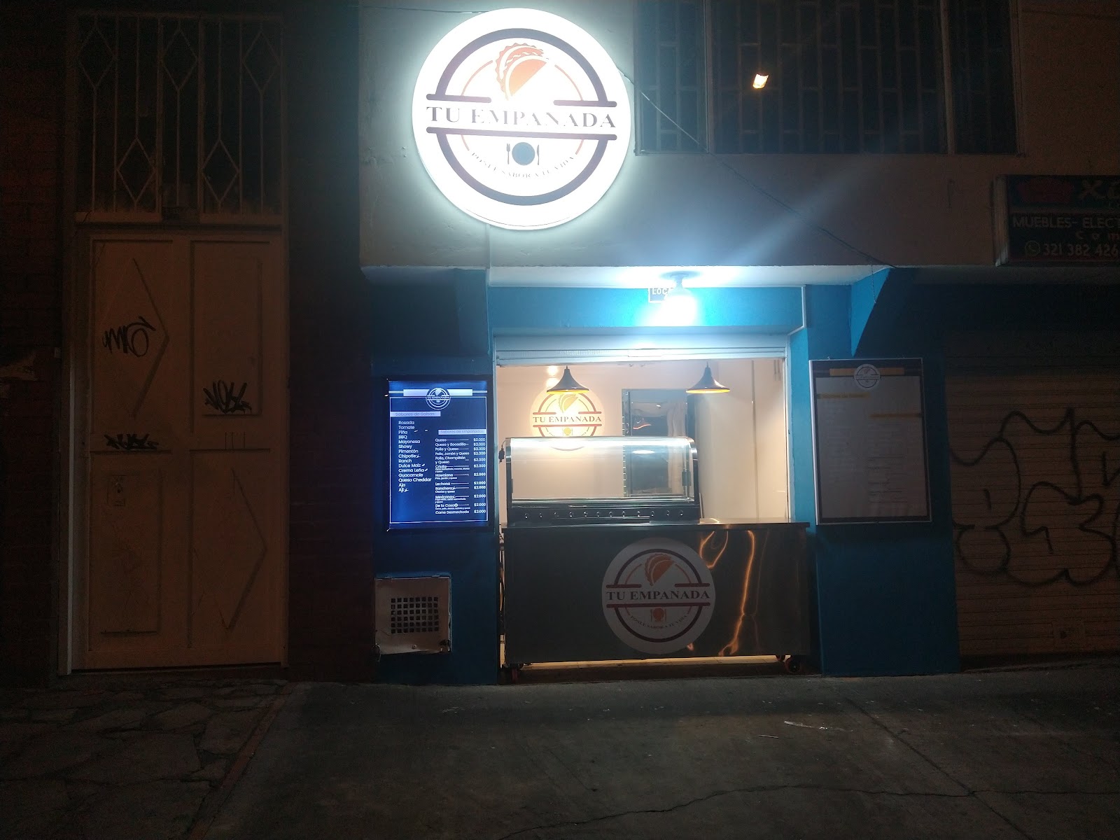 Local de Tu Empanada en El Tunal de noche